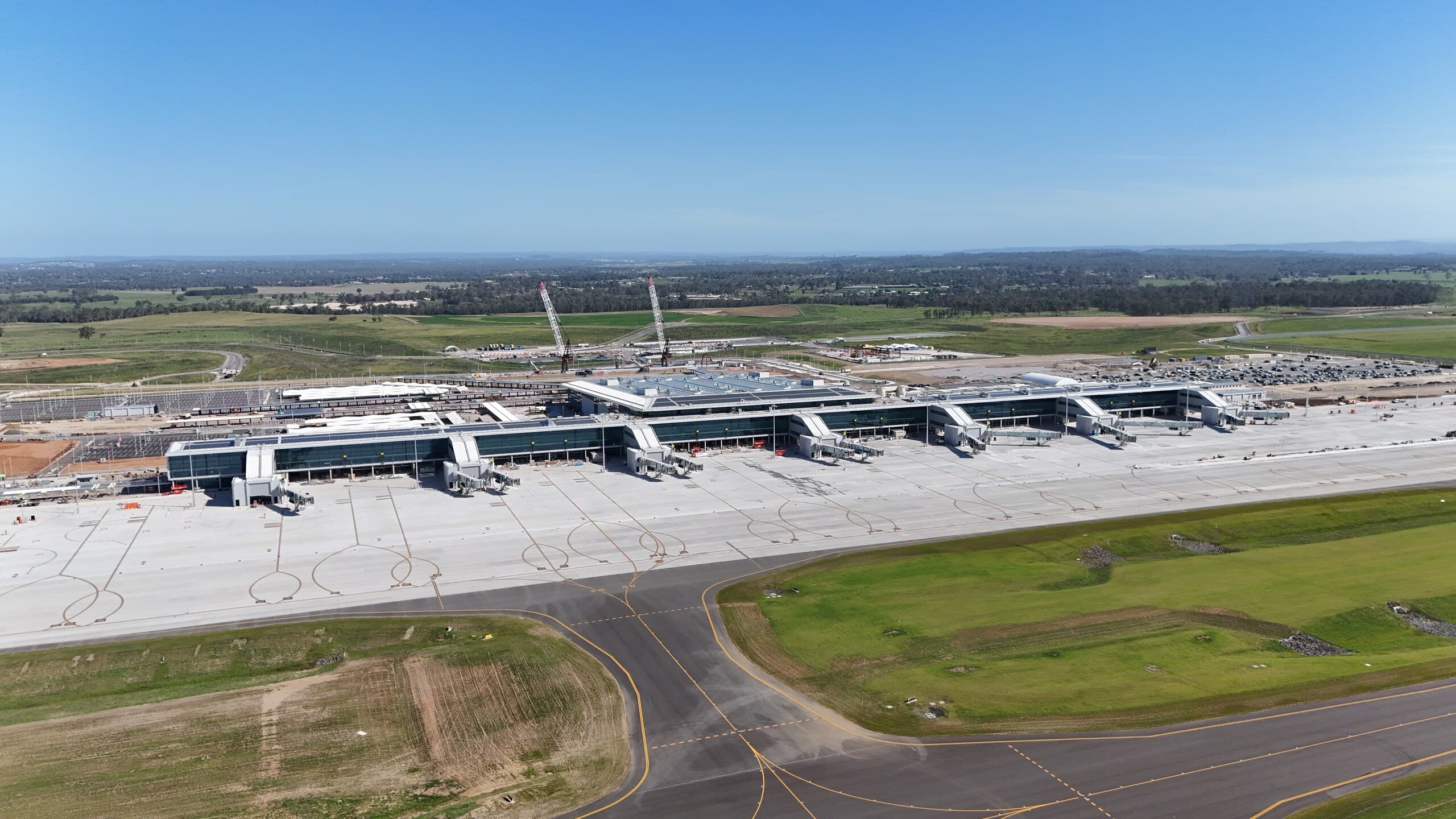 Havalimanı terminali ve apron alanı